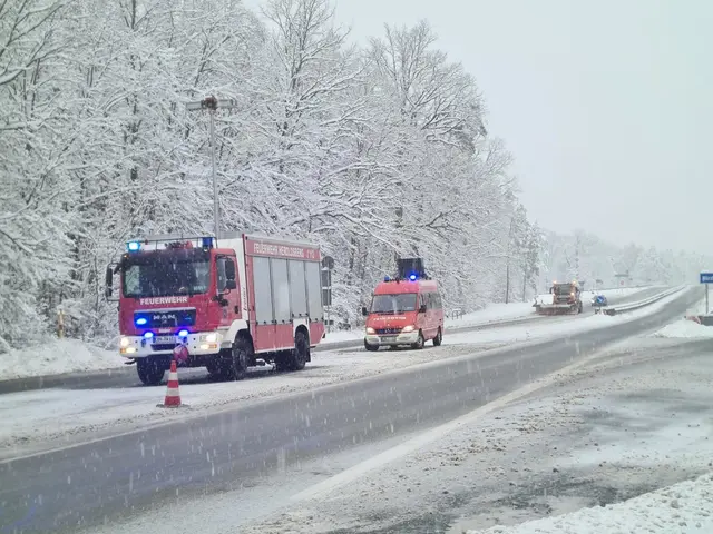 So sah es am Montagmorgen auf der B2 bei der Autobahnanschlussstelle Nürnberg Nord aus. Die Feuerwehr Heroldsberg musste zu einem Verkehrsunfall ausrücken, der aufgrund der Schneeglätte passierte. | Foto: Feuerwehr Heroldsberg