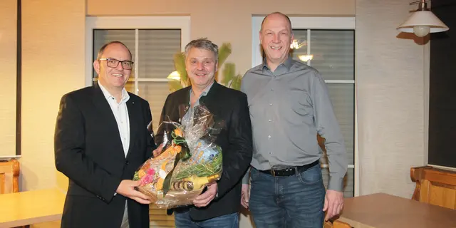 Markus Zeiß, Vorsitzender des Vorstands, mit dem ausgeschiedenen Aufsichtsratsvorsitzenden Thomas Burkhardt und seinem Nachfolger Armin Häfner. | Foto: Uwe Rahner