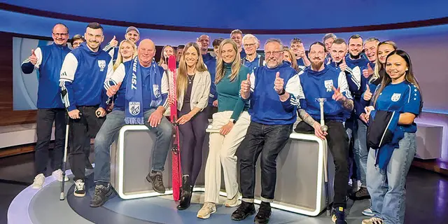 Moderatorin Julia Scharf und die Abordnung des TSV Brand im Fernsehstudio. | Foto: Privat