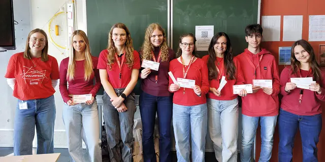 DKMS-Referentin Anna Bohn mit dem P-Seminar „Gesunde Schule”: Katie Körner (Teamleitung der Projektgruppe), Merle Siebert, Leni Ziegler, Jule Hofmann, Manuela Wagner (Leitung des P-Seminars), Semih Sahin und Corinna Vogt (v.li.). | Foto: Privat