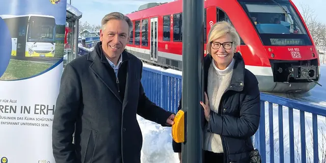 Landrat Alexander Tritthart und Bürgermeisterin Ilse Dölle am neuen DFI-Anzeiger am Busbahnhof Eschenau: Auf Knopfdruck gibt das System die Abfahrtsinformationen nicht nur visuell, sondern auch akustisch aus –allerdings nur für die Busverbindungen und nicht für die Gräfenbergbahn im Hintergrund. | Foto: Kerstin Heger