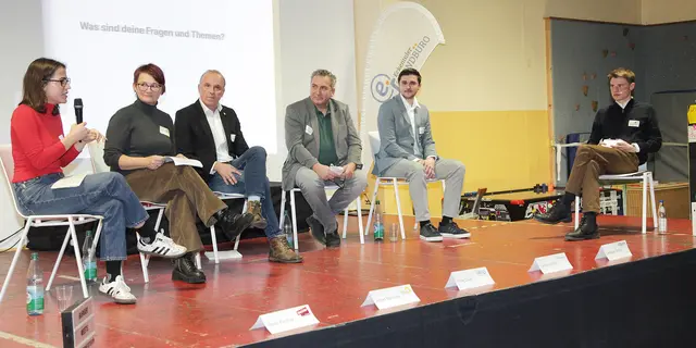 Auf dem Podium: Moderator Frederic Wegner, Sebastian Singer, Gerhard Wölfel, Felix Zosel, Astrid Marschall und Sara Kircher (von rechts nach links). | Foto: Uwe Rahner