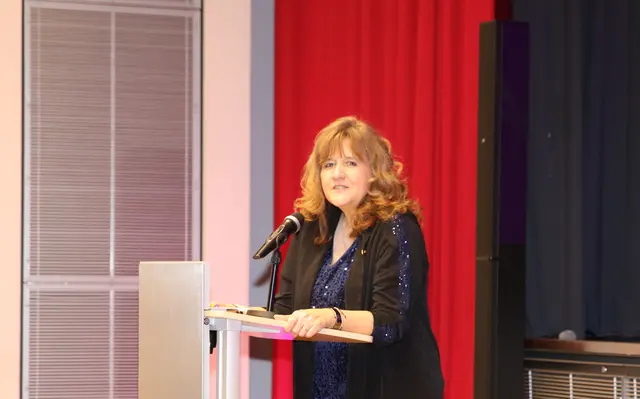 Ute Plank freute sich als Past-Präsidentin des Lions Club Eckental-Heroldsberg über eine ausverkaufte Show mit den Tonic-Sisters im Heroldsberger Bürgersaal. | Foto: Andreas Unbehaun