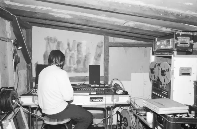Jonas Porst hatte die gesamte Aufnahmetechnik samt riesigem Mischpult und schwerem Tonbandgerät kurzerhand im Getränkeschuppen aufgebaut. | Foto: Andreas Unbehaun
