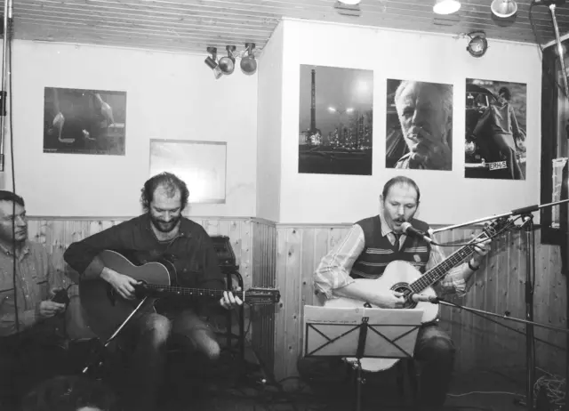 Der damals noch weitgehend unbekannte Klaus Brandl unterstützte Günter Stössel bei dem Auftritt als Lead-Gitarrist. | Foto: Andreas Unbehaun