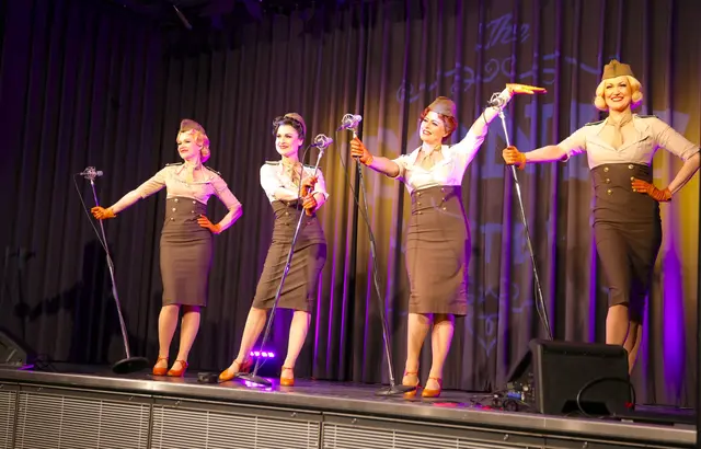Im klassischen Army-Look der 40er Jahre starteten die Tonic Sisters in das Showprogramm. | Foto: Andreas Unbehaun