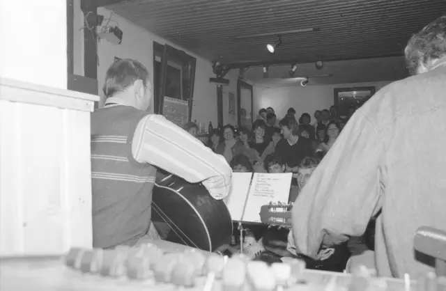 Günter Stössel und Klaus Brandl vor einem vollbesetzten JUZ. | Foto: Andreas Unbehaun