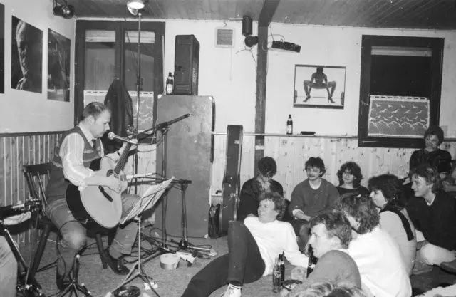 Ein aufmerksames Publikum war Stössel im JUZ gewiss. | Foto: Andreas Unbehaun