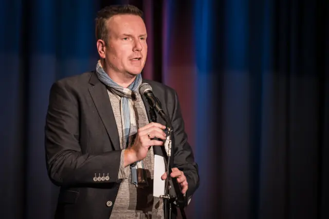 Slam-Meister Oliver Walter moderiert den Igensdorfer Poetry Slam. | Foto: (Foto: Kulturschock)
