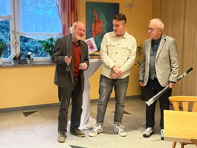 Der Vorstand des FCE, Martin Roser, im Gespräch mit den beiden Eckentaler Ehrenbürgern Günter Rauh (links) und Günter Fink (rechts) während einer Talkrunde, in der die beiden über ihre Anfänge ihrer sportlichen Karriere beim FC Eschenau – damals noch TV 1860 Eschenau – plauderten. | Foto: Privat