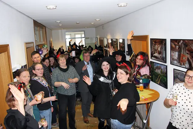 Erfolgreicher Sturm ins Rathaus: Auch in ihrem Jubiläumsjahr eroberten die Igensdorfer Markthexen das Rathaus und feierten zusammen mit der Gemeindeverwaltung den Weiberfasching. | Foto: Privat