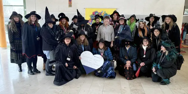 Dank der großen Jubiläumsfaschingsparty konnten die Igensdorfer Markthexen zwei wichtige kulturelle Einrichtungen im Ort mit Spenden unterstützen. Lena Kunzmann von der Musikschule (Mitte) freut sich. | Foto: Privat