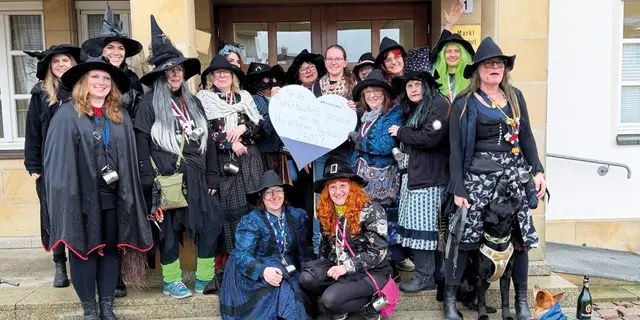 Dank der großen Jubiläumsfaschingsparty konnten die Igensdorfer Markthexen zwei wichtige kulturelle Einrichtungen im Ort mit Spenden unterstützen. Sandra Distler von der Marktbücherei (Mitte) freut sich. | Foto: Privat