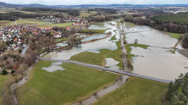 Bei Kleinsendelbach (links) standen Wiesen und Äcker am Montagnachmittag unter Wasser. Die Verbindungsstraße nach Unterschöllenbach war gerade noch so passierbar. | Foto: Andreas Unbehaun