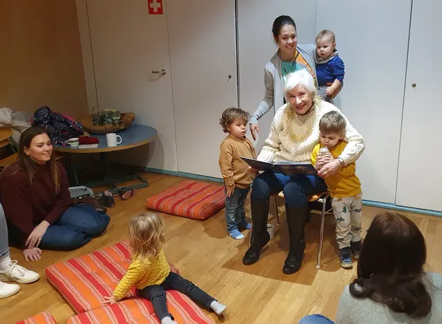 Adventsstündchen in der Friedenskirche im Dezember 2025: Vorlesen mit Annegret Schildknecht | Foto: Hildegund Stolz, Kirchenvorstand Friedenskirche