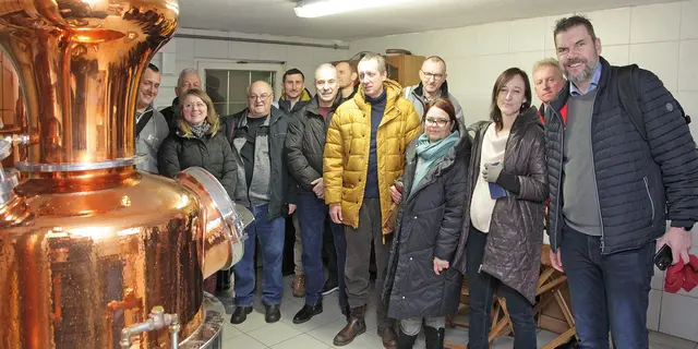 Mit dem Reiseleiter und Fachmann für erneuerbare Energien, Andrzej Klonecki (rechts), erlebten die Besucher einen der ersten Brenngänge in der neu installierten Etlaswinder Brennerei. | Foto: Uwe Rahner