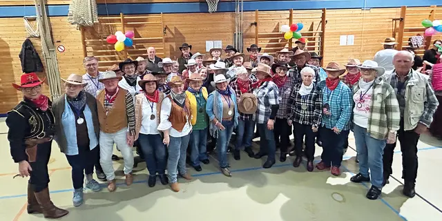 Die Gemeinde Eckental lud ihre älteren Bürger auf eine Busfahrt nach Höchstadt zum Seniorenfasching ein. Dort erwartete sie eine bunte Feier mit viel Tanz, Musik und Stimmung. | Foto: Privat