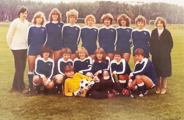 Der Aufstieg 1985 mit Trainer Herbert „Happy” Wilfling (links). Die Namen der damaligen Spielerinnen sind nicht alle überliefert. | Foto: Privat