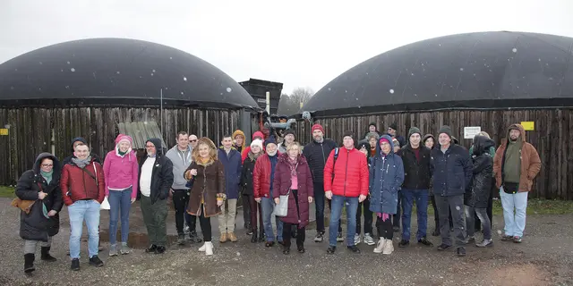 Franziska Merkl (3.v.li.) mit den Besuchern vor den Fermentern, in denen Bakterien Biogas erzeugen. | Foto: Uwe Rahner