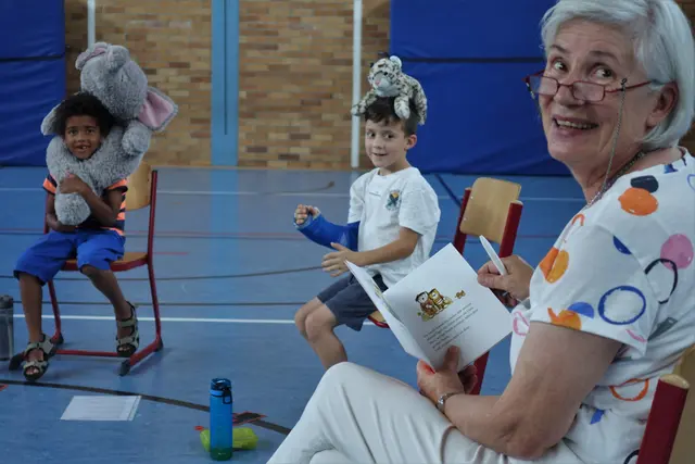 Fröhliche Vorlesestunde mit Annegret Schildknecht für Schulkinder mit ihren Kuscheltieren in den Sommerferien  | Foto: Dr. Manfred Schildknecht 