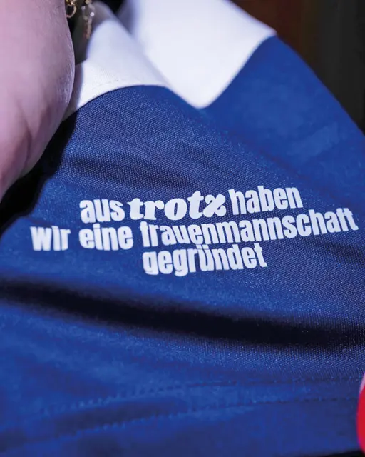 Das Zitat zum 40-jährigen Jubiläum ziert jetzt zum 50-Jährigen das Trikot am Ärmel. | Foto: Tatjana Auterhoff