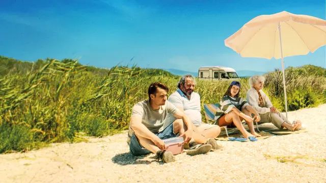 Die lebensmüde Marie mit Enkelin Anna, Sohn Bruno und Rudy, dem hilfsbereiten Pflegedienstfahrer (von rechts) auf dem Roadtrip. | Foto: Happy Entertainment