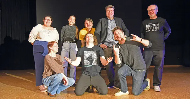 Applausspitzenreiter Richard König (vorne Mitte) mit Yasmin Harms, Sylvia Brunner, Ludwig3nein4, Moderator Oliver Walter, Daniel Wagner und Jürgen Gajowski vom AKVI (von links). | Foto: Sabine Büssert