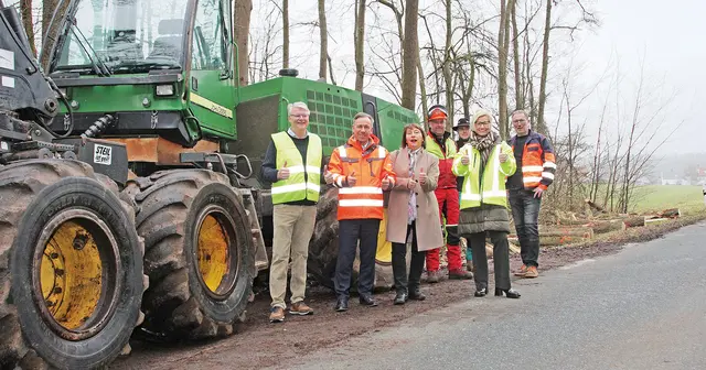 Kalchreuths Bürgermeister Otto Klaußner, Landrat Alexander Tritthart, Kreisrätin Gabriele Klaußner, Forstunternehmer Andreas Rehm mit einem Mitarbeiter, Eckentals Bürgermeisterin Ilse Dölle und Oliver Jäger vom Tiefbauamt (von links) beim Beginn der zweitägigen Rodungsarbeiten. | Foto: Uwe Rahner