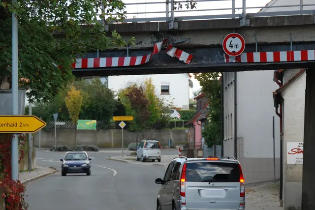 Immer wieder: Erneut hat ein LKW-Fahrer die Durchfahrthöhe der Forther Bahnbrücke ignoriert. (Archivbild) | Foto: Andreas Unbehaun