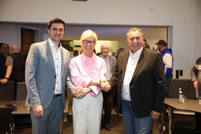 Am Wahlabend gratuliert die Eckentaler Amtsinhaberin Sebastian Singer (links) und Gerhard Wölfel (rechts). Wer von den beiden Kandidaten die Nachfolge von Bürgermeisterin Ilse Dölle antreten wird, entscheiden die Wähler in der Stichwahl am 22. März. | Foto: Andreas Unbehaun