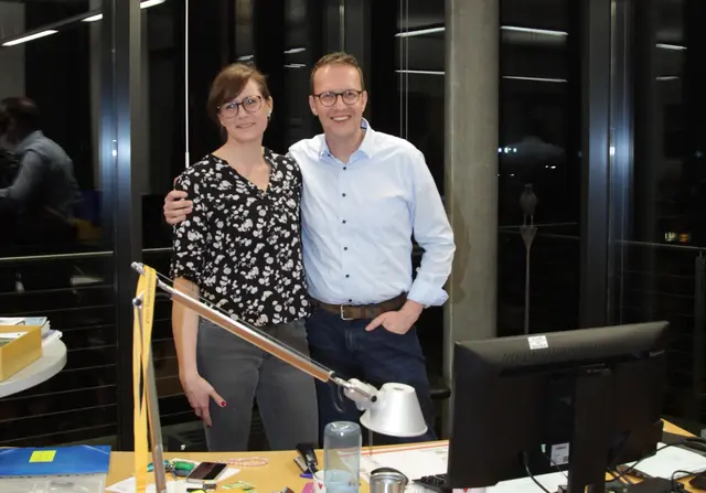 Jan König geht mit großem Vorsprung als Sieger aus der Wahl um das Bürgermeisteramt in Heroldsberg. Hier freut er sich an seinem bisherigen und zukünftigen Arbeitsplatz gemeinsam mit Ehefrau Stephanie über das gute Abschneiden. | Foto: Uwe Rahner