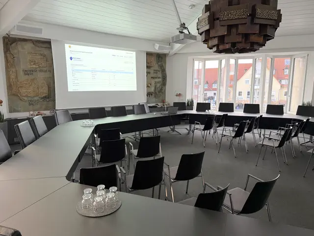 Im großen Sitzungssaal im Rathaus Eckental ist alles vorbereitet für den Wahlabend. Noch ist niemand da. | Foto: Andreas Unbehaun