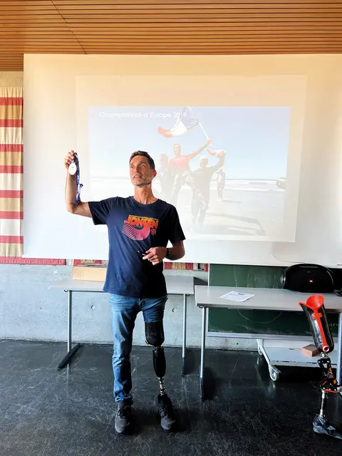 Kürzlich besuchte der französische Parasurfer Éric Dargent das Gymnasium Eckental und sprach mit Schülerinnen und Schülern über seinen außergewöhnlichen Lebensweg, vom Haiangriff im Jahr 2011 bis zu seinen Erfolgen als mehrfacher Europameister und Vize-Weltmeister im Parasurfen. | Foto: Privat