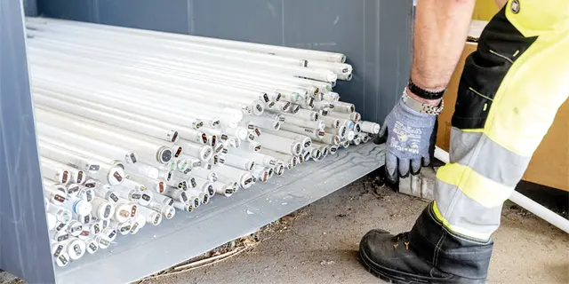 Leuchtstoffröhren fallen auch unter das Elektrogerätegesetz und werden vom Personal an den Wertstoffhöfen einsortiert. | Foto: Wertstoffhof Eckental