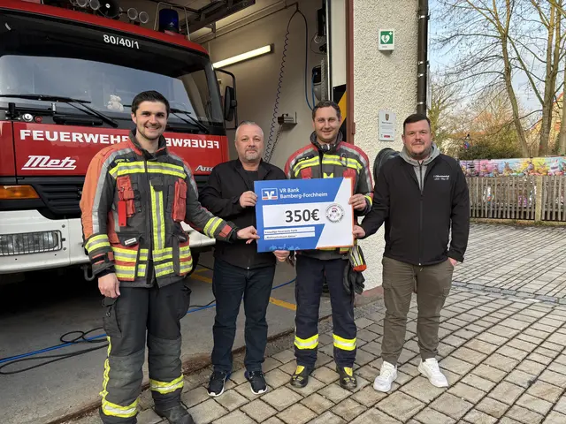 von links: stellv. Kommandant Sebastian Singer, Markus Jäger, Kommandant Alexander Dorn, Stefan Engelhardt | Foto: Feuerwehr Forth