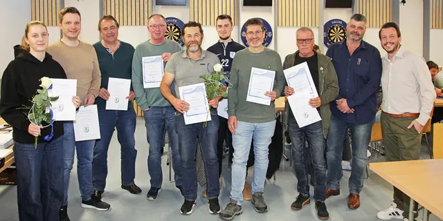 Die Geehrten Mara Krauß, Florian Dötzer, Klaus Köhler, Claus Läufer, Wilfried Gebhardt, Adrian Krauß, Harald Zeißler und Herbert Rupprecht mit dem bisherigen Vorsitzenden Andreas Daut und Nachfolger Oliver Jaksch. | Foto: Uwe Rahner