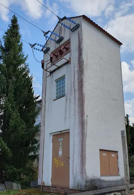Wichtiges Versorgungsgebäude für alle am Gartenzaun  | Foto: Annegret Schildknecht 