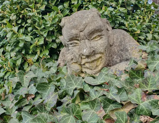groteske englische Gartenskulptur, die vor dem Bösen schützen soll: gesehen in Eckenhaider Vorgarten  | Foto: Annegret Schildknecht 