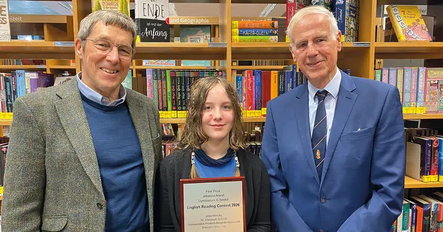 Schulleiter Burkard Eichelsbacher mit der Gewinnerin des Englischen Lesewettbewerbs Johanna Arend und Wettbewerbsinitiator Dr. Christoph Schech bei der Übergabe der Siegerurkunde. Die Siebtklässlerin setzte sich gegen 32 Schülerinnen und Schüler aus Mittelfranken durch und kann zurecht stolz auf ihre Leistung sein. | Foto: Privat