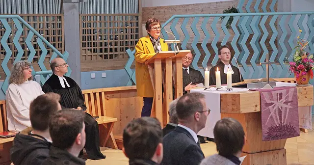 Die Ehrenvorsitzende Dorothea Fink berichtete von ihren sehr persönlichen Beweggründen, sich der Hospizarbeit zu widmen. | Foto: Uwe Rahner