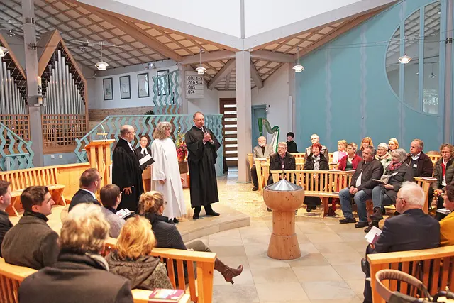 Pfarrer Thilo Auers (Evang. Kirchengemeinde St. Matthäus Heroldsberg), Pfarrer Dr. Stefan Opferkuch (hinten, Evang. Kirchengemeinde Eckenhaid), Gemeindereferentin Bianka Lebküchler (Kathol. Seelsorgebereich Neubau) und Pastor Jörg Seitz (Evang. Gemeinde Eckental) gestalteten einen kurzweiligen Gottesdienst. | Foto: Uwe Rahner