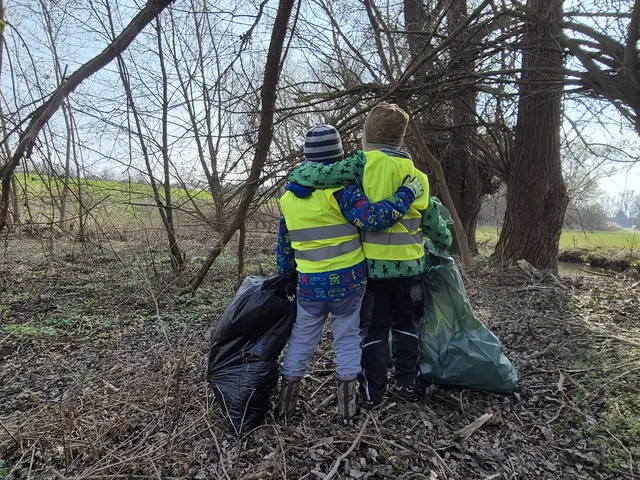 Tim und Jonas, beste Freunde, die sich auch zum Säubern des Steppbachs nicht zu schade sind!

 | Foto: Christina Weiler