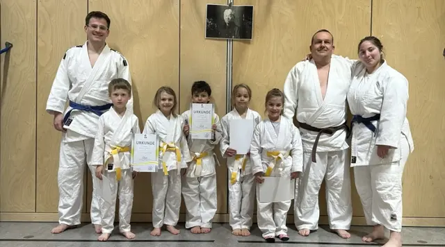 Abteilungsleiter Markus Kotschi und die Übungsleiter Ronja Geider und Jochen Seidel freuen sich mit den neuen Weiß-Gelb-Trägern Artur, Nathan, Samuel, Aurelia und Liv.