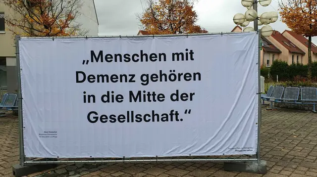 Rathausplatz Eckental 2025, Transparent mit dem Motto des Seniorentags der Gemeinde: ECKENTAL auf dem Weg zur DEMENZSENSIBLEN GEMEINDE | Foto: Annegret Schildknecht 