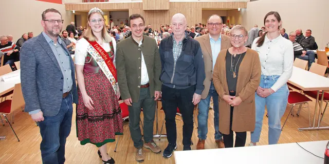 Manuel Rauch, Kirschenkönigin Michaela II, Jonas Maußner, Thomas Riehl, Markus Zeiß (Vorstandsvorsitzender der Obstbaugenossenschaft Igensdorf), Rosi Kraus und Prof. Dr. Aline Koch (von links). | Foto: Uwe Rahner