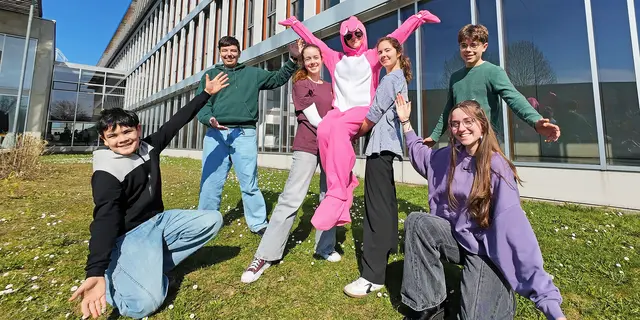 Für die Osteraktion luden die Medienscouts mit einem rosa Hasen zum Fakten-Quiz ein.  Mit einem rosa „Fake-Hasen” warben sie für ein Fakten-Quiz in der Pause nach dem Motto: „Wer nicht an den Osterhasen glaubt, sollte auch nicht auf Fake News reinfallen.” | Foto: Privat
