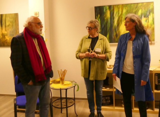 Der Künstler Werner Baur wurde vorgestellt von Petra Schulze und Ruth Neubauer-Petzoldt, die die Anmoderation übernahm (von links) | Foto: Erika Lechner