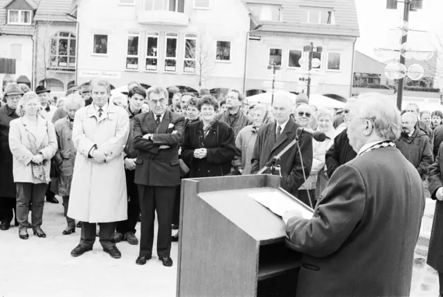 Seine letzte Amtshandlung: der scheidende Eckentaler Bürgermeister Georg Hänfling (am Rednerpult) übergab am Samstag den neuen Rathausplatz mit Tiefgarage und Gemeindebücherei (im Hintergrund) seiner Bestimmung. Abschließend nahm er den neuen Brunnen mit einem „Wassermarsch” in 
Betrieb. Sein designierter Nachfolger Hans Holndonner (links) und MdL Dr. Christoph Maier (2. v. li.) freuten sich mit vielen hundert Bürgerinnen und 
Bürgern über die Fertigstellung der größten Baumaßnahme, die in Eckental seit vielen Jahren durchgeführt worden war. | Foto: Privat