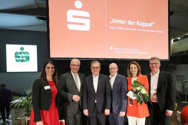Verena Reidenbach (Mitglied im Vorstand der Stadt- und Kreissparkasse Erlangen Höchstadt Herzogenaurach), Joachim Herrmann (Bayerischer Staatsminister des Innern, für Sport und Integration). | Foto: Sparkasse Erlangen