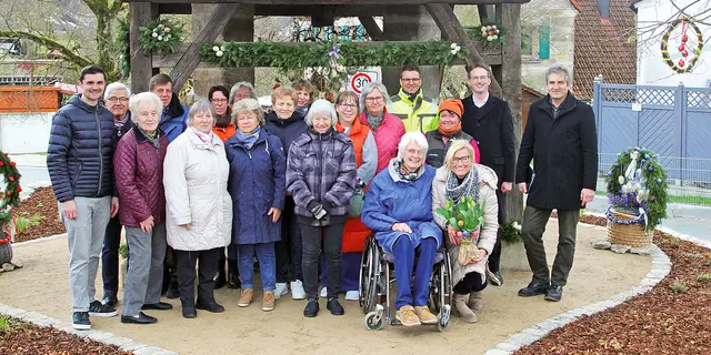 Der historische Ziehbrunnen in Eckenhaid wurde vor 50 Jahren saniert. Nun hat der Markt Eckental den Platz um den Brunnen ansprechend neu gestaltet. Rechtzeitig vor Ostern freuten sich die Eckenhaider Land frauen (und -männer) über die Segnung durch Pfarrer Andreas Hornung und Pfarrer Dr. Stefan Opferkuch, hier mit Bürgermeisterin Ilse Dölle, Planerin Yasmina Dünninger, Sven Friebe vom Bauamt (von rechts) und dem neu gewählten Bürgermeister Sebastian Singer (links). | Foto: Uwe Rahner